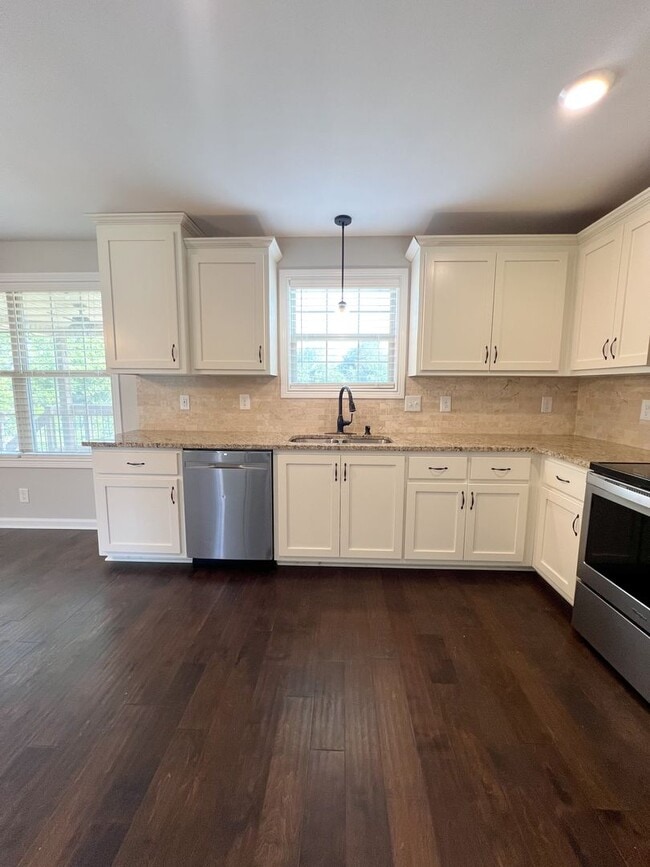 Building Photo - Must See-Stunning 5-Bedroom Home in 37043!!