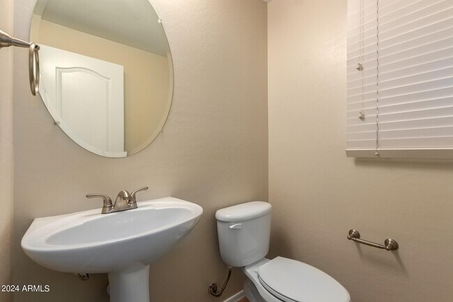 Building Photo - 2343 E Sunland Ave