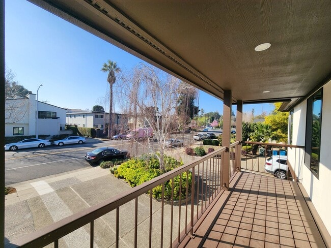Building Photo - Meticulously renovated 2 bedroom duplex home in central San Mateo