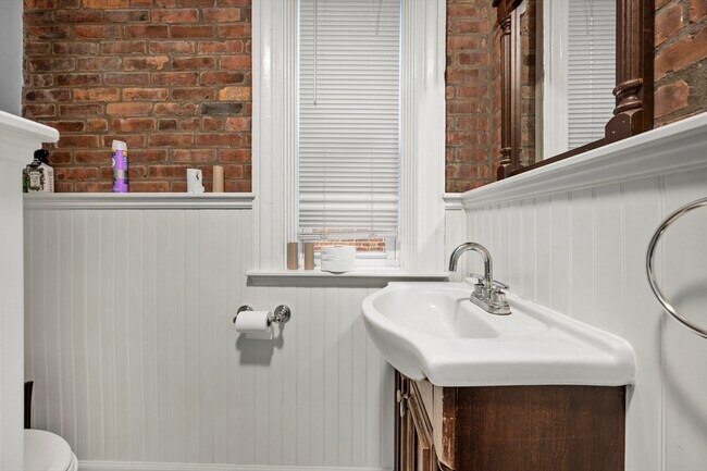 Building Photo - 493 Broadway