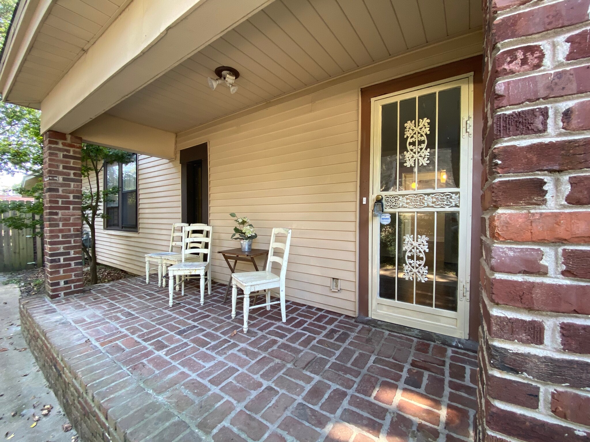 Side porch - 1263 Agnes Pl