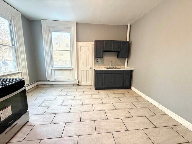 Building Photo - 61 Monitor St