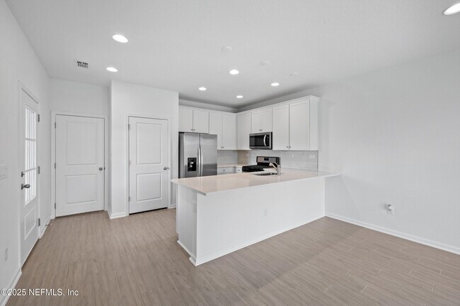 Building Photo - 180 Brandon Lks Dr