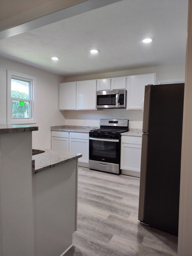 Building Photo - 323 S West St