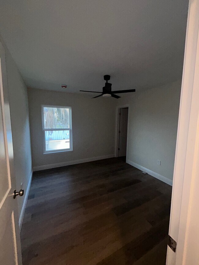 Building Photo - 206 W Fox St