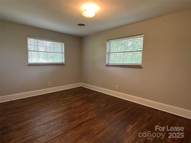 Building Photo - 1600 Plumcrest Dr