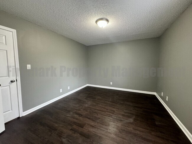Building Photo - Newly Renovated 4 Bedroom 2 Bathroom