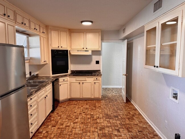 Building Photo - Adorable Mid Century Modern home on a corner lot!