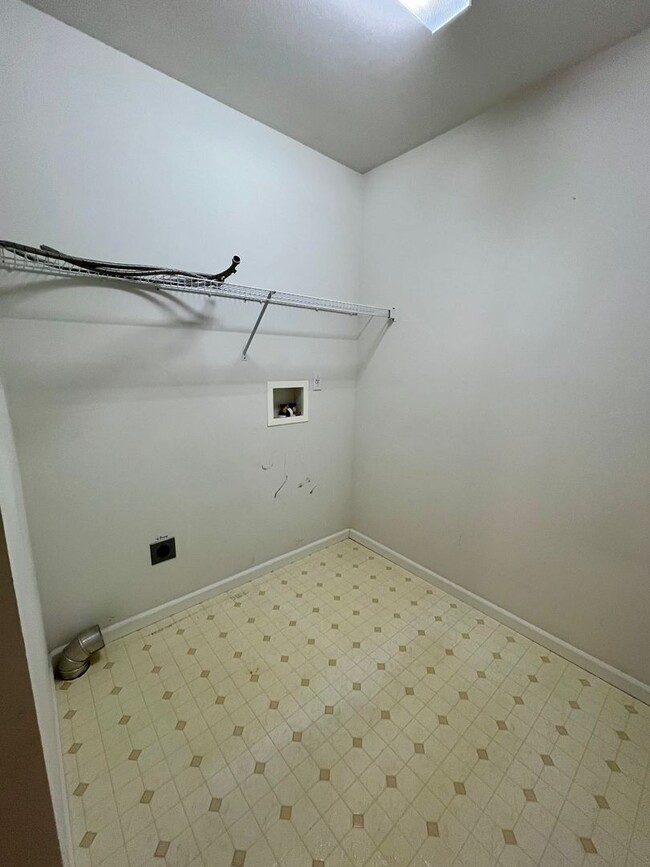 Building Photo - Duplex | 2 Bed | 2 Bath