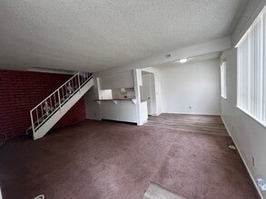 Building Photo - Updated 2 Bed / 1 Bath Townhouse with Pool Access – Port Hueneme
