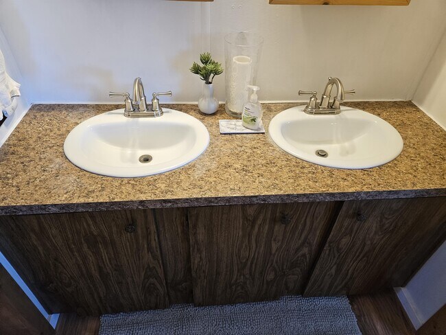 Building Photo - 2006 WY-352