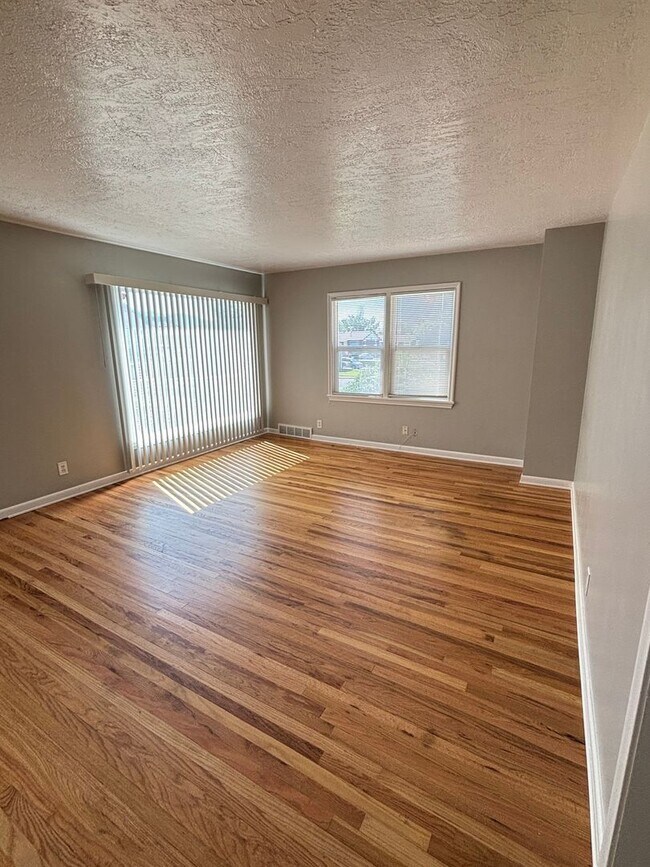 Building Photo - August Rent Free! 5 Bed 2 Bath Single Fami...