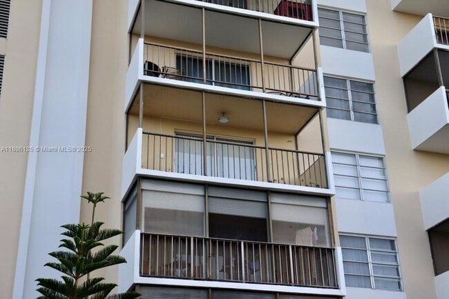 Building Photo - 4164 Inverrary Dr