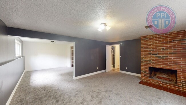 Building Photo - * DESIRABLE MILWAUKIE HOME!  A GARDENER'S ...