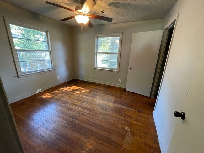 Building Photo - 1303 Warner now available for lease! 3 bed 2 bath.