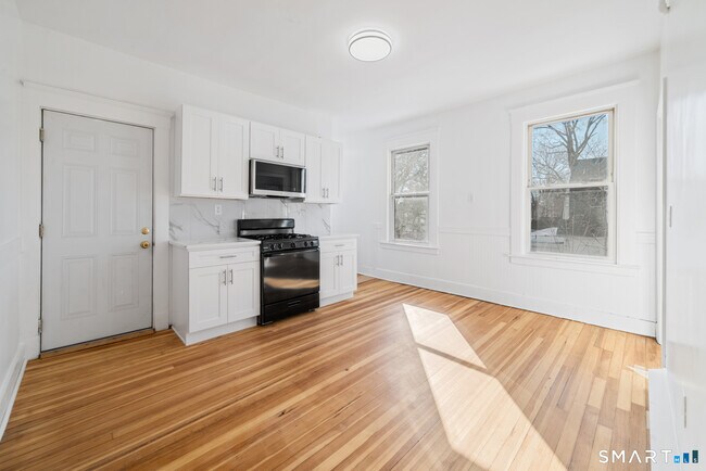 Building Photo - 196 Center St