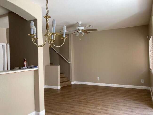 Building Photo - Townhouse 3 bedroom 2.5 bath 2 car garage