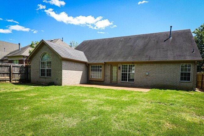 Building Photo - 3BD/2BA 1,640 sq. ft. Home With Split Floor Plan. Pets Are Welcome With Owner's Approval.