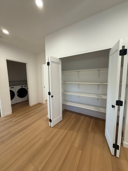 Building Photo - 9213 White Oak Ave