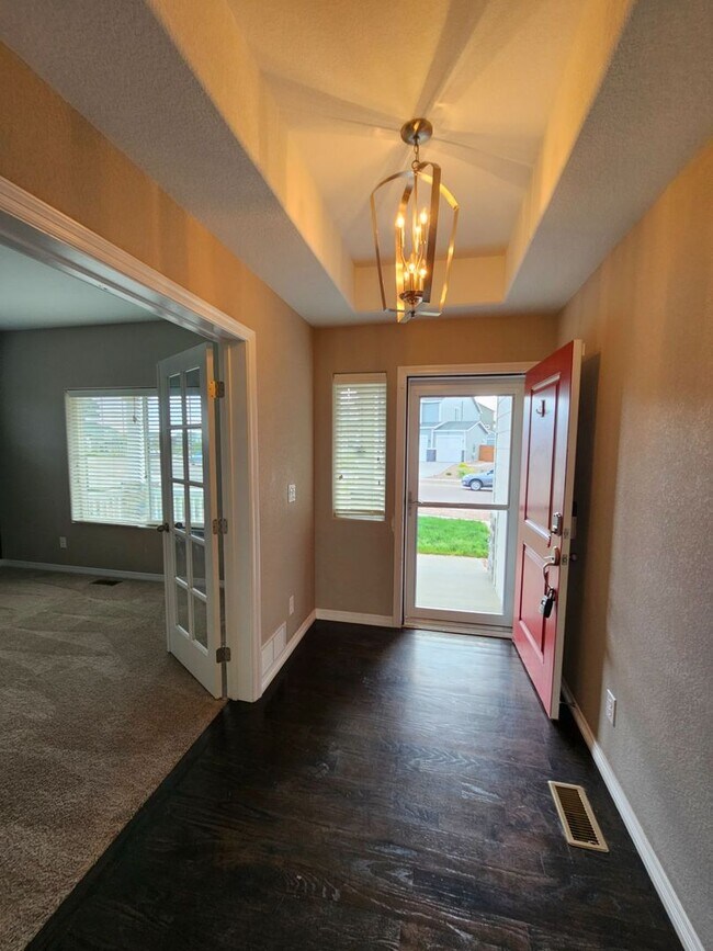 Building Photo - Beautiful 5 Bedroom, 3.5 Bath, 4 Car Garag...