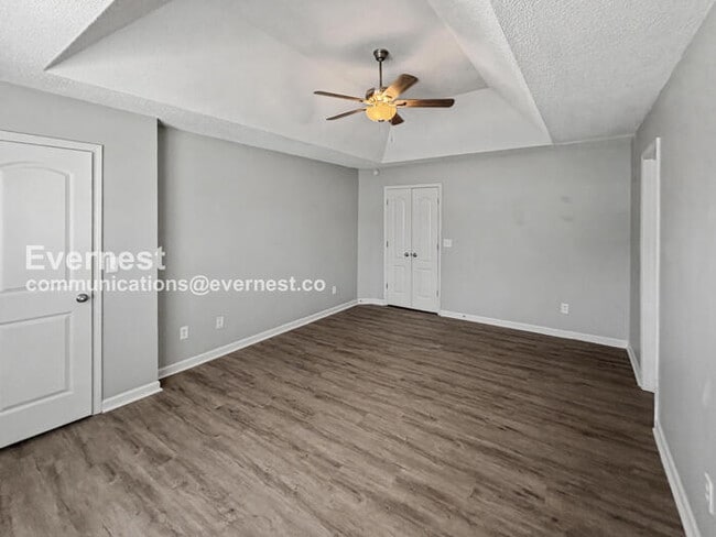 Building Photo - 3 Bed, 2 Bath Home with Off-Street Parking / Pet-Friendly / Available Now!