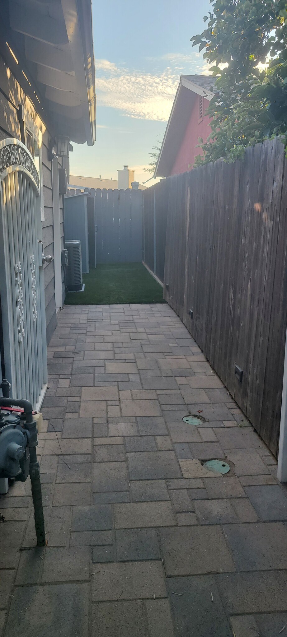 Gated Entrance - 909 Begonia St