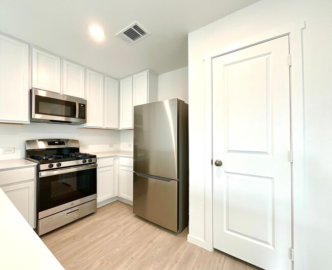 Building Photo - **APPLICATION RECEIVED** Modern 3-Bed, 2.5-Bath Home with Included Internet & Fenced Backyard in ...