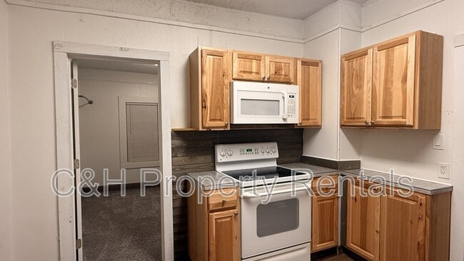 Building Photo - 631 Miles Ave