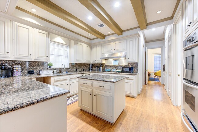 Building Photo - 2510 Potomac Dr