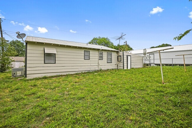 Building Photo - QUAINT 2 Bed, 1 Bath Home in Blue Ridge!!