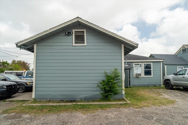 Building Photo - 13928 Bandera St