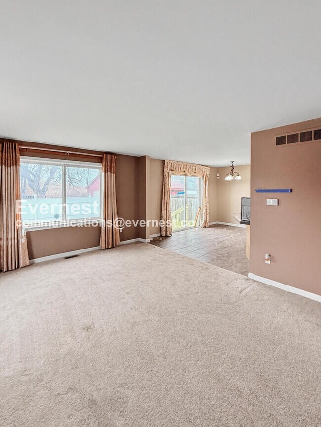 Building Photo - Spacious 3 Bed, 2.5 Bath Home with Fenced Yard and Attached Garage