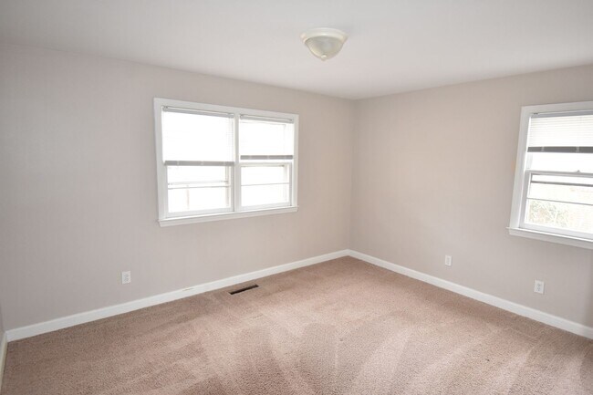 Building Photo - 2 Bedroom and 1.5 Bath Home- Greenwood (No Pets)