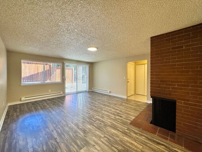Building Photo - AVAILABLE NOW! Spacious 2 Bed, 1.5 Bathroo...
