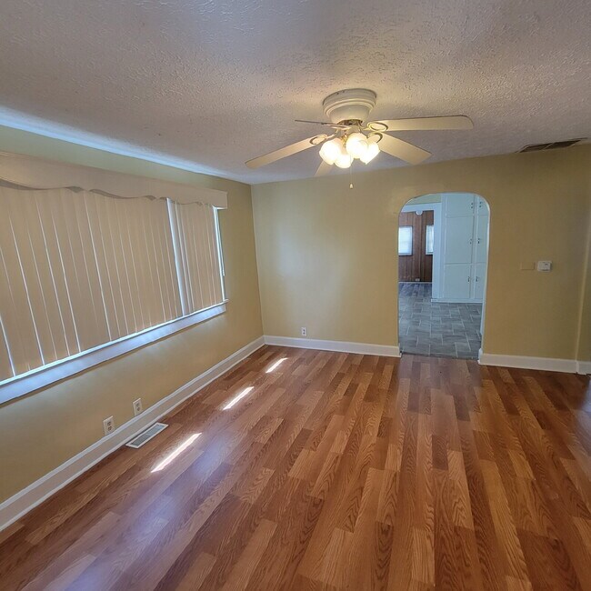 Building Photo - 2 Bedroom Lawrence home.