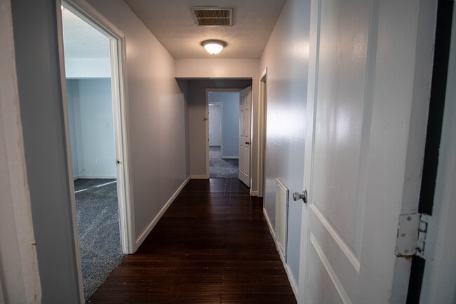 Building Photo - 822 Winnetka Ave