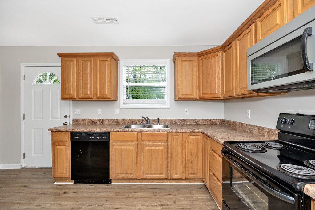 Building Photo - 800 Linwood Dr NW