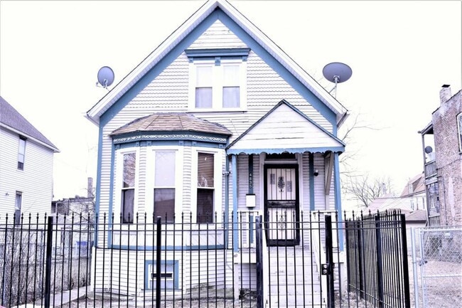 Building Photo - 4835 W Congress Pkwy