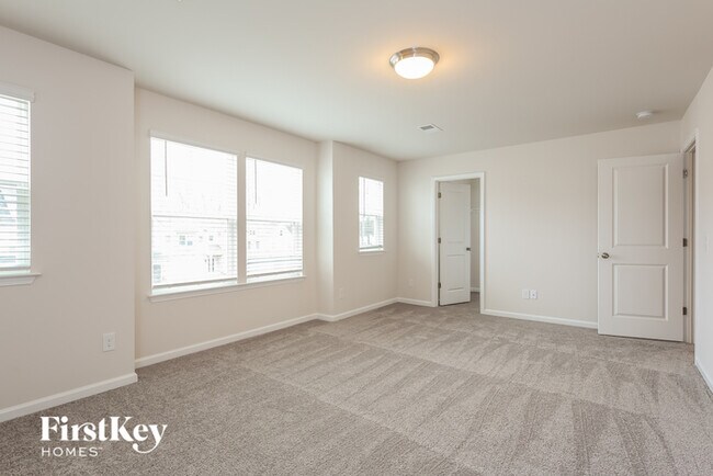 Building Photo - 574 Hillpark Ln