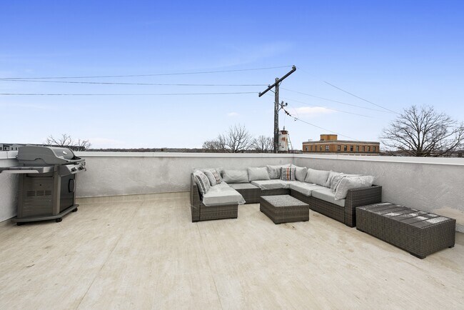 Building Photo - 127 E 8th Ave