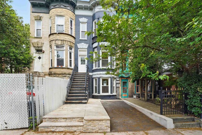 Building Photo - 52 Brinkerhoff St