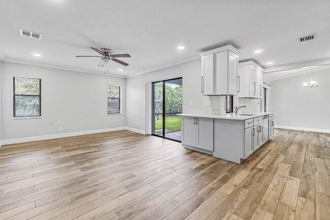 Building Photo - 1849 Tulip Ln