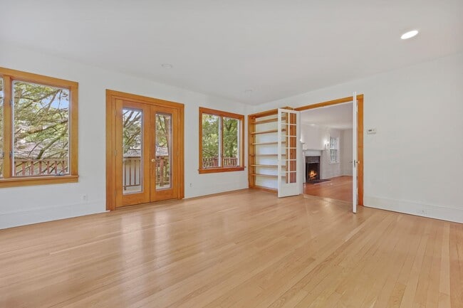 Building Photo - 90 Greenacres Ave