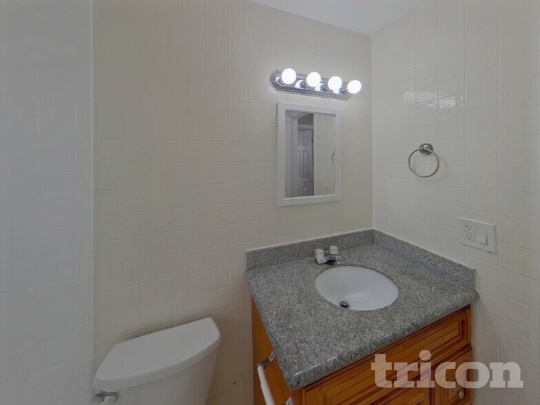 Building Photo - 1002 Saxon Ct