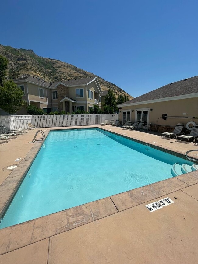 Building Photo - Dashing Canyon Meadow Townhome