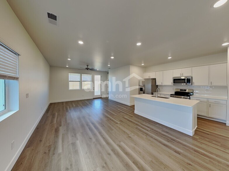 Building Photo - 13937 E 101st Ave