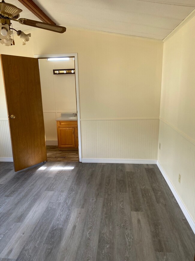 Building Photo - 8 Pebble Dr