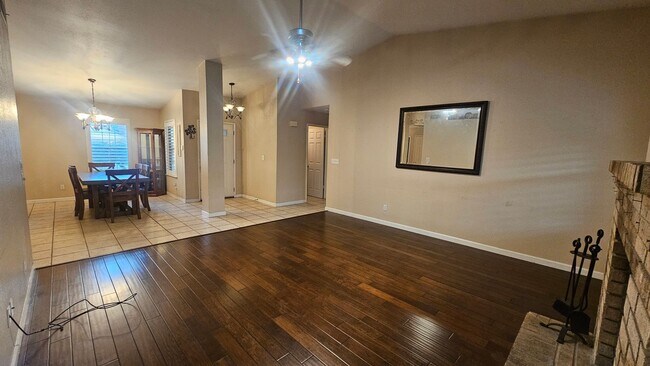 Building Photo - Great NW home with POOL & SOLAR!