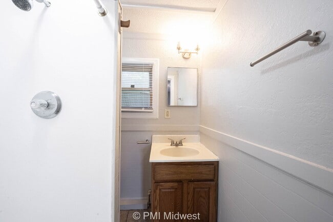 Building Photo - "Cozy 1-Bedroom Retreat in Greenfield – Pe...