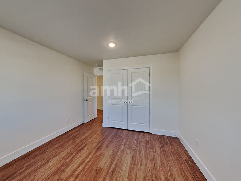 Building Photo - 1029 N Barkvine Ave